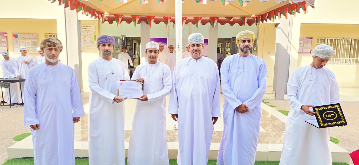 EduGovNBT2202's tweet photo. كرّم الأستاذ عبدالله المعمري، معلم مادة الرياضيات، الطلبة المتقدمين في مستواهم التحصيلي خلال الفصل الدراسي الثاني في مادة الرياضياتالأساسية، تقديرًا لجهودهم وتحفيزًا لهم على مواصلة التميز 

#فعاليات_تعليمية_شمال_الباطنة 
#تعليم_مستدام https://t.co/d4XLnkH97I