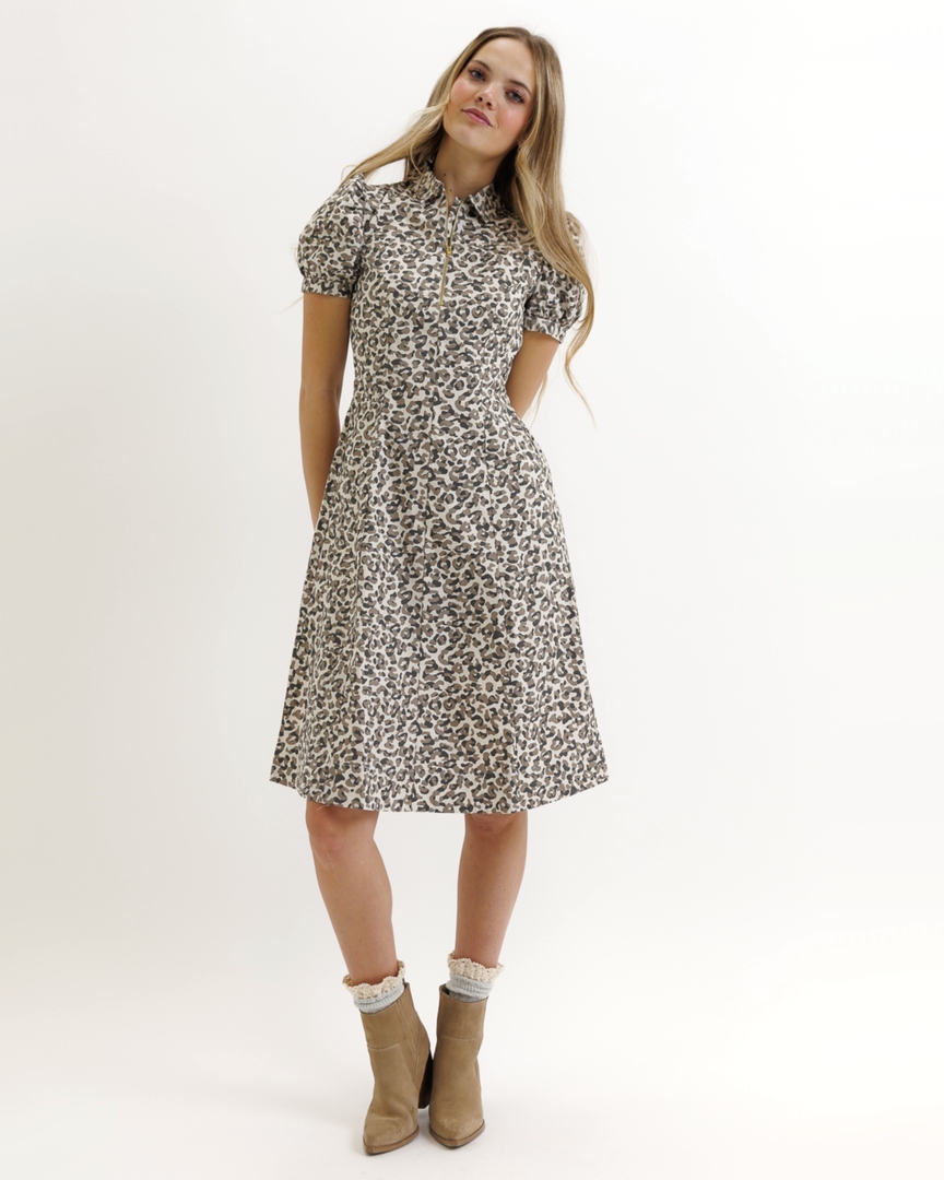 amomentofnow's tweet image. ✨ Your new favorite dress is here! The Moonbeam Animal Brunch Date Dress turns coffee dates into fashion moments. Puff sleeves, zipper, cotton blend. Snag yours &amp;amp; Try It ✨ amomentofnow.com/products/brunc… #BrunchDateDress #SpringFashion