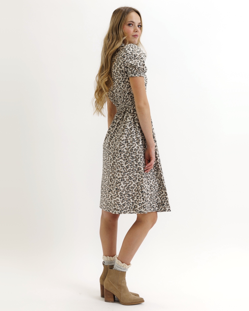 amomentofnow's tweet image. ✨ Your new favorite dress is here! The Moonbeam Animal Brunch Date Dress turns coffee dates into fashion moments. Puff sleeves, zipper, cotton blend. Snag yours &amp;amp; Try It ✨ amomentofnow.com/products/brunc… #BrunchDateDress #SpringFashion