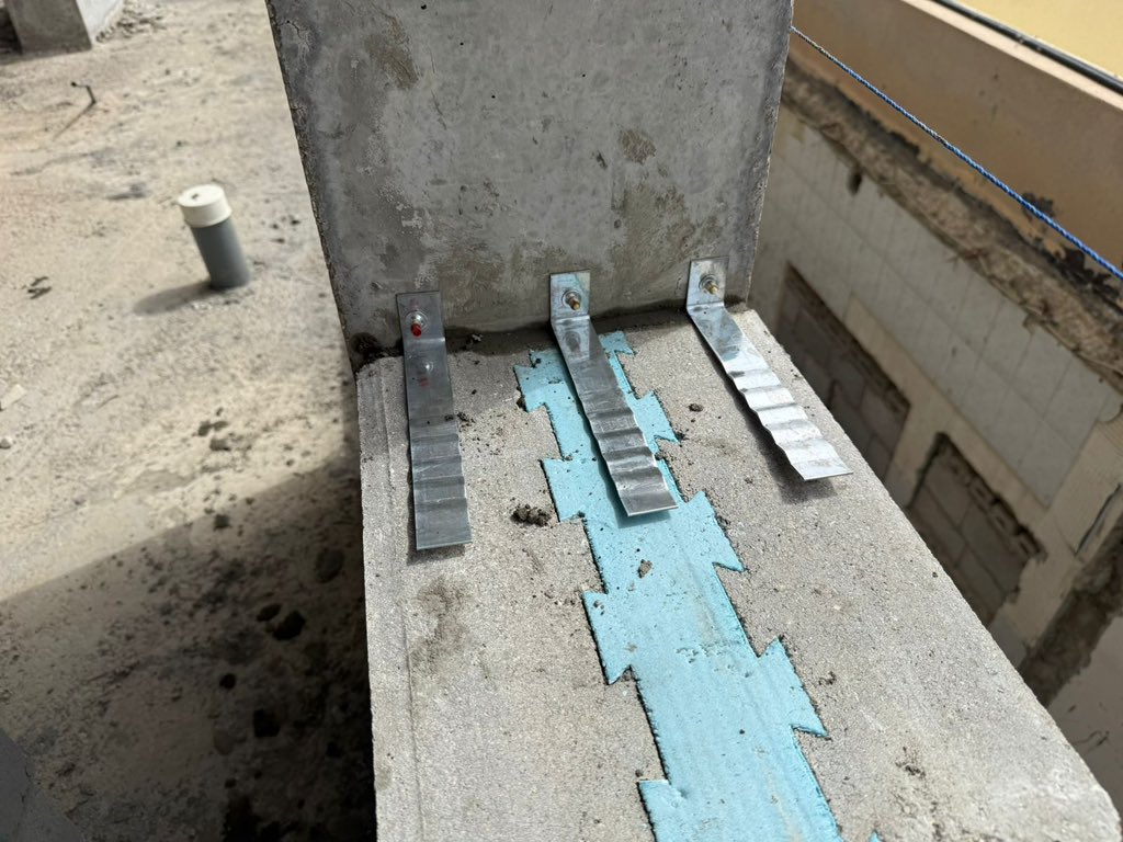 Aja_engineering's tweet photo. #ومضة_هندسية : 
كبديل لاستخدام جدارين من البلوك وبينهما عازل هو استخدام بلوك بعرض ٣٠سم في وسطها عازل بعرض ٧.٥٠سم وهو اسهل في البناء بالنسبة للمقاول ويعطي معامل عزل حراري جيد 
#اجا_للاستشارات_الهندسية
#مكتب_هندسي
#اشراف_هندسي https://t.co/f992fUwQnd
