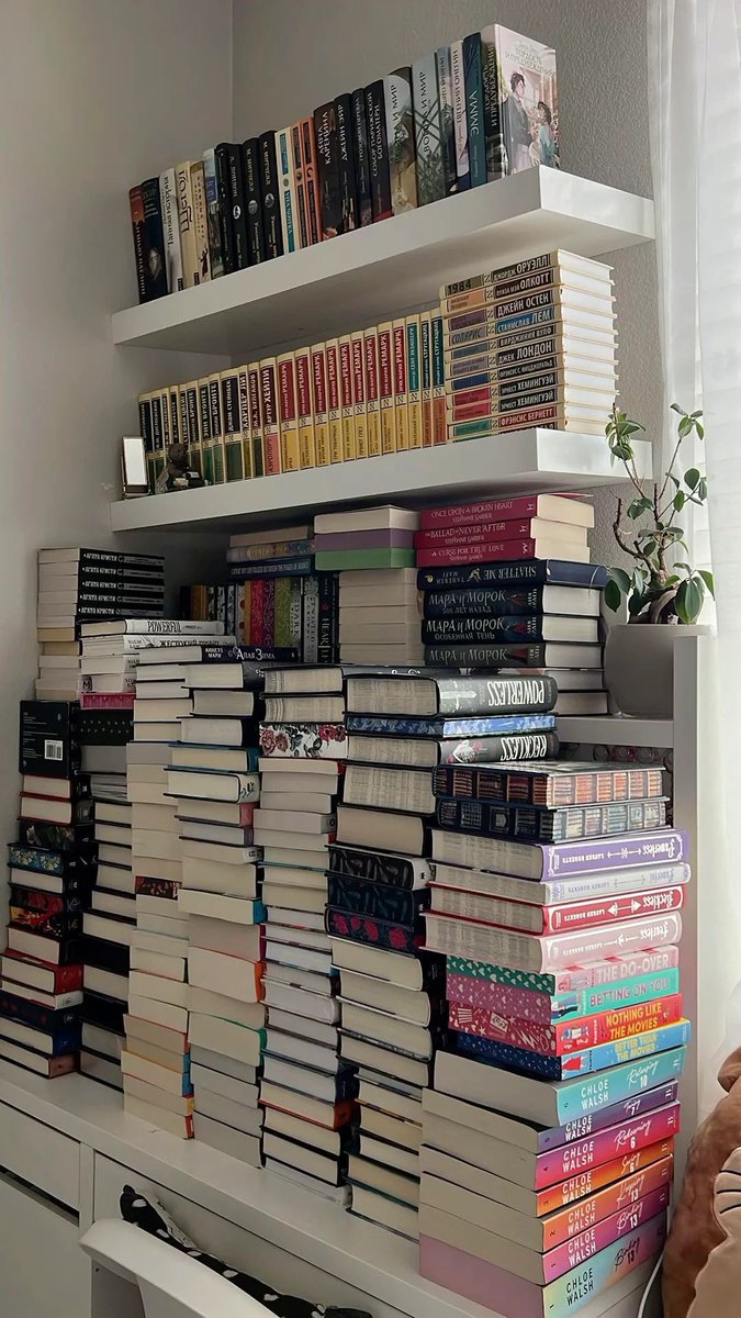 Elenalune_'s tweet photo. At least it’s not drug🤷‍♀️📚 https://t.co/bzRWXNa4ec