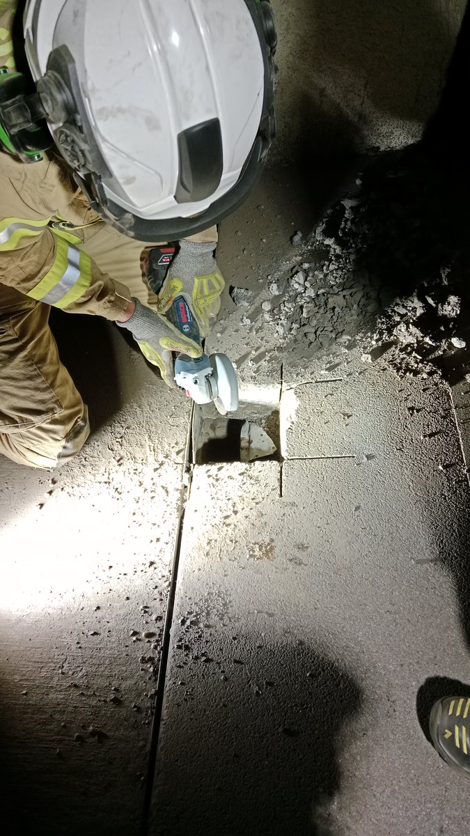 BFGraz's tweet photo. Erfolgreiche und durchaus ungewöhnliche Katzenrettung - bereits am Feiertag - aus einem Kanalrohr in der Griesgasse #BFG #Leistung #Graz #Berufsfeuerwehr https://t.co/4crcuWMWUq