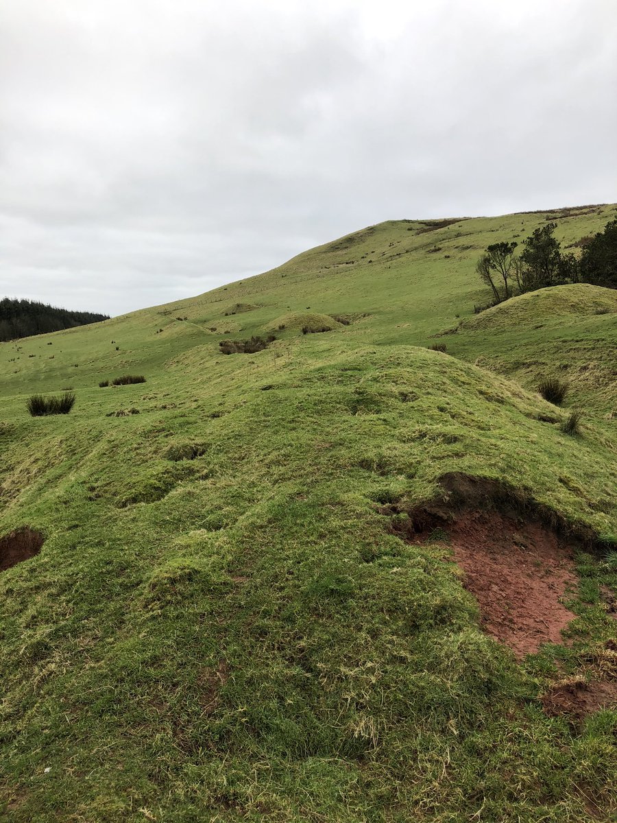 alistair_tosh's tweet image. The 3 ballista platforms at Burnswark hillfort in Dumfriesshire. Photo alongside (by The #Roman Military Research Society) is of a 2 librae ballista likely the calibre used at the Antonine period siege, based on the stone balls found at the site and the dimensions of the mounds.