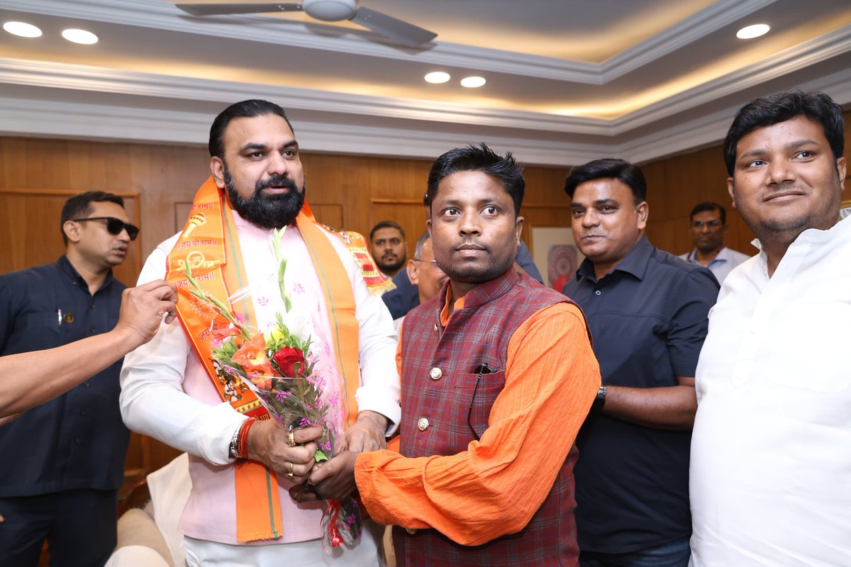 ASHOKSINGHJDU's tweet photo. बिहार के माननीय मुख्यमंत्री श्री @samrat4bjp जी से शिष्टाचार भेंट किया 
हमारा बिहार हर दिन नयी ऊंचाई  के शिखर पर पहुंचे ऐसी मंगल शुभकामनाएं है https://t.co/FeOh0JjYDk
