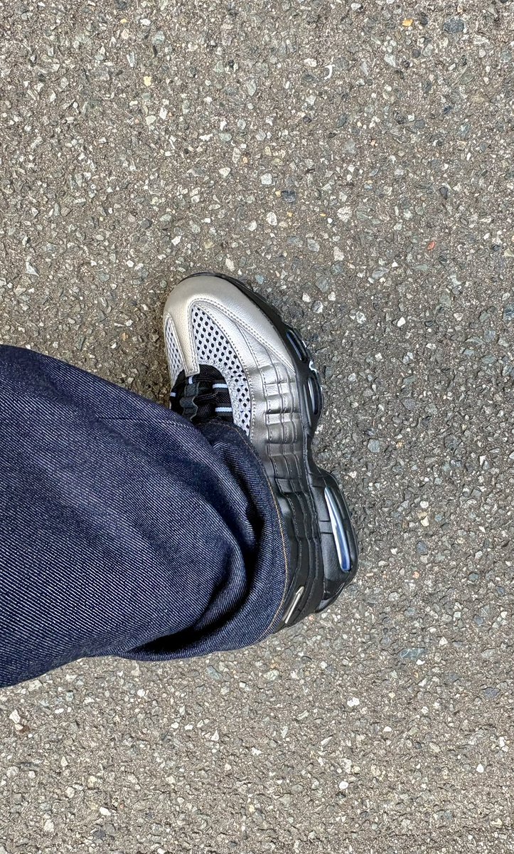 snkhkt23's tweet photo. Palace Skateboards × Nike Air Max 95 
Big Bubble "Metallic Silver/Aluminum" https://t.co/8W2BgE8b5X