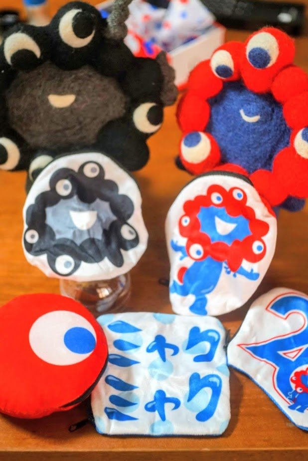 lElLe3VcZMtl0gl's tweet image. ミャクミャクたちにお土産のダイカットポーチ。黒ミャクが苦労したのよ。。。まぁ大人だしなんとかしたｗ。
これ万博会場とかにあればすごかったんだろうなー。
グッズと考えたらお安いけど、使い勝手良さげ。
#EXPO
