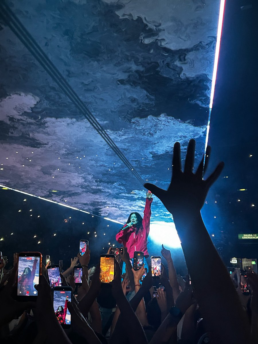 Sigo súper feliz de que el viernes vi a Erika Casier cantar 15 canciones y Lorde 24. Un gran conciertazo, la verdad.