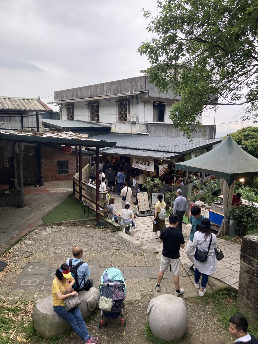 taro20020530's tweet photo. 動物園南駅からロープウェイで猫空まで約15分ぐらい。
頂上まで行ったらいろんなカフェがたくさん。あんこが３つのったかき氷。60元。日本円で300円。激安。
あんこは日本と同じ味で安心。 https://t.co/HHrt76cWLn