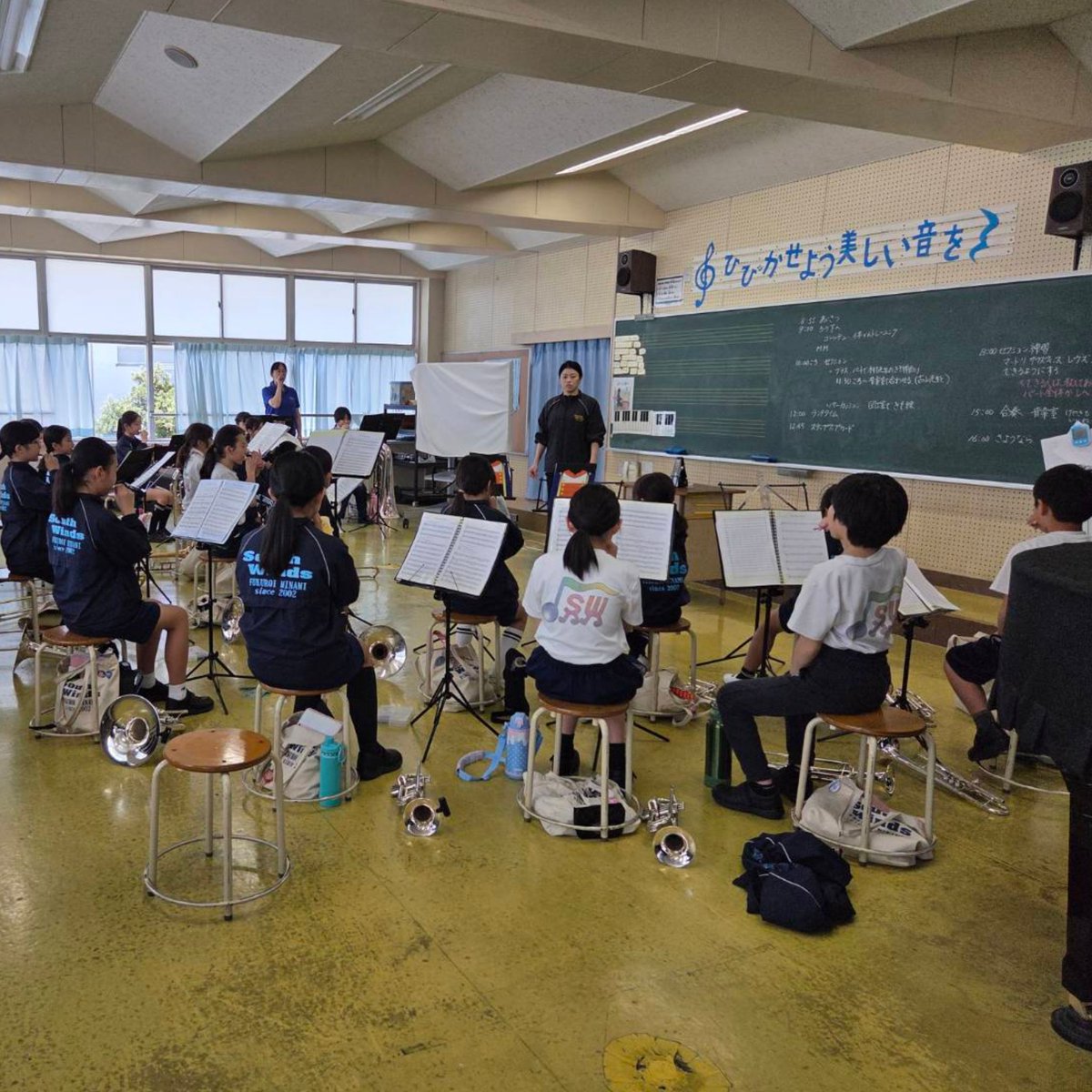 SouthWinds2002's tweet photo. 今日も元気にマーチング🎶

今日はいつもの体育館とは違った環境で練習スタート！

この時期だからこそ基本に戻ってみんなで基礎を大切に、丁寧に確認しています。

そんなSouthWindsは、まだまだ団員募集中✨
楽器は全て貸し出しできますので、勇気を出して飛び込んできてください💕 https://t.co/PHHiarbqo1