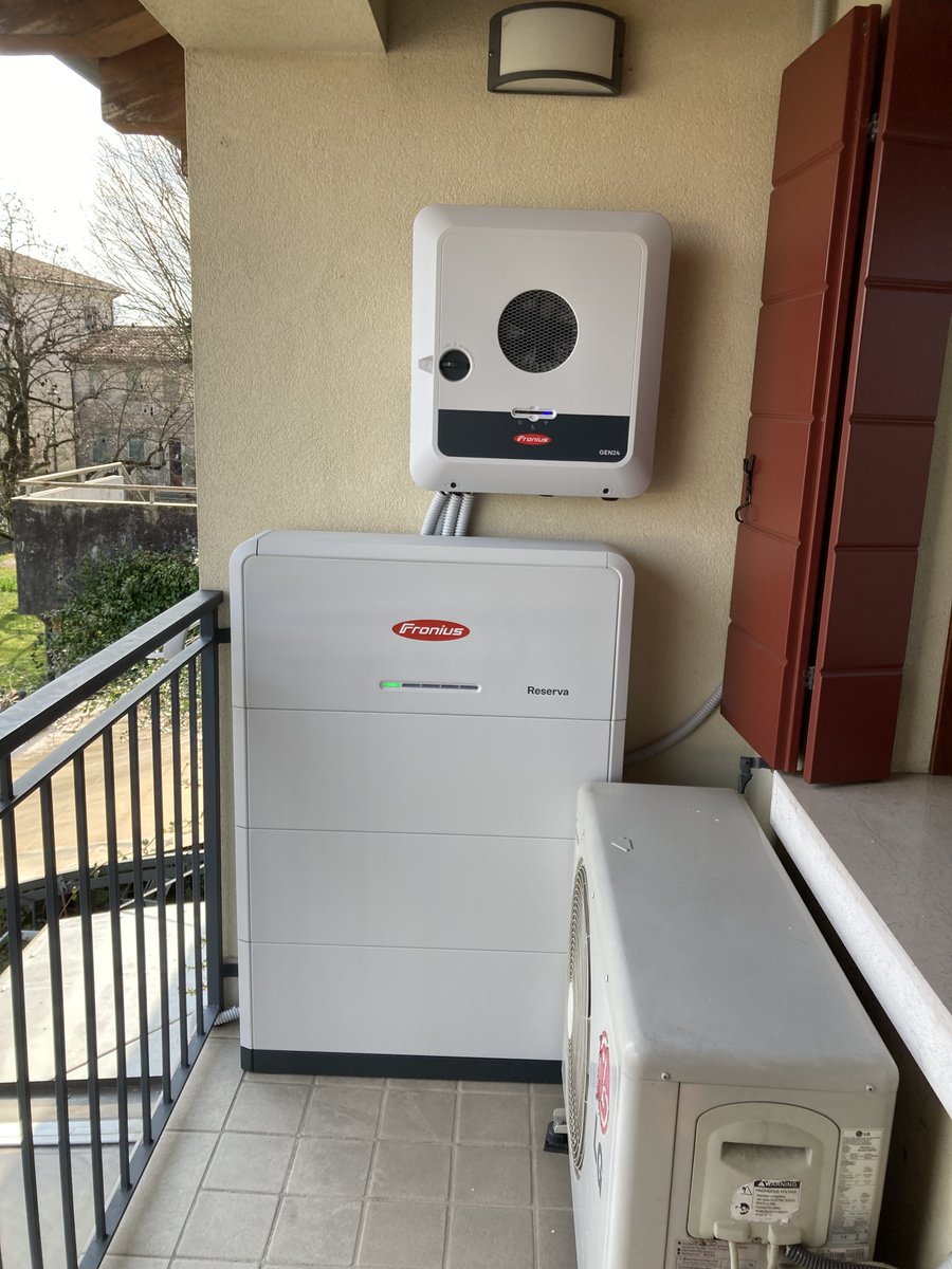 TecnoELsrl's tweet photo. Impianto fotovoltaico da 9,00 kWp completo di inverter, sistema di accumulo da 9,47 kWh e punto di ricarica auto.. https://t.co/fifl9v6wYP