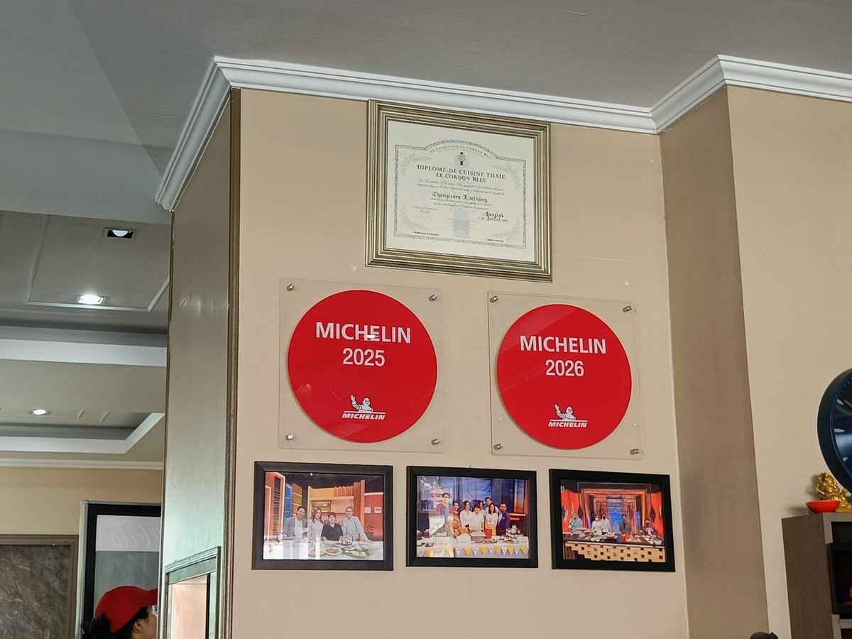 HilpoJuhana's tweet image. Mae Pong Sri Restaurant

Moo Krob (หมูกรอบ)
***
Hoi Jo (หอยจ๊อ)
***
Guay Tiew Tom Yum Moo (ก๋วยเตี๋ยวต้มยำหมู)
--
Lunch

Crispy pork
***
Crab rolls
***
Tom yum soup with pork and egg noodles

The meal for three cost 930 THB (€24.40).
1/6
#thaicuisine #michelin #Pattaya #Thailand