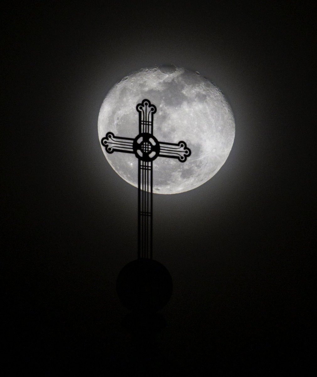 HulkCule's tweet photo. Noches mágicas en el corazón del Centro Histórico. 🌕✨ La luna llena coronando la imponente Catedral Metropolitana de la Ciudad de Guatemala. 

#Guatemala #GuatemalaCity #NatGeo #GuateLinda #ExplorandoGuatemala https://t.co/VF5yrms7et