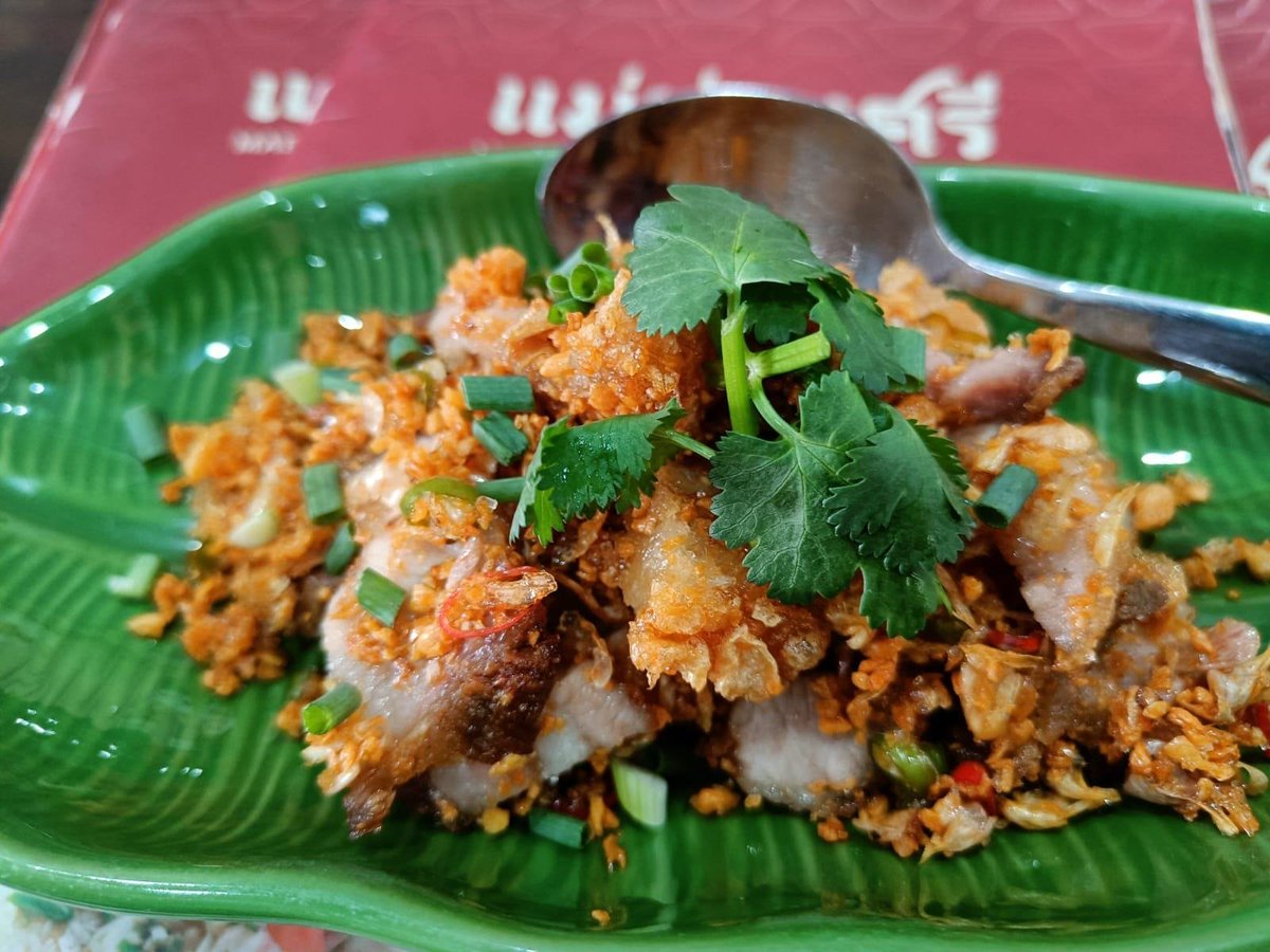 HilpoJuhana's tweet image. Mae Pong Sri Restaurant

Moo Krob (หมูกรอบ)
***
Hoi Jo (หอยจ๊อ)
***
Guay Tiew Tom Yum Moo (ก๋วยเตี๋ยวต้มยำหมู)
--
Lunch

Crispy pork
***
Crab rolls
***
Tom yum soup with pork and egg noodles

The meal for three cost 930 THB (€24.40).
1/6
#thaicuisine #michelin #Pattaya #Thailand