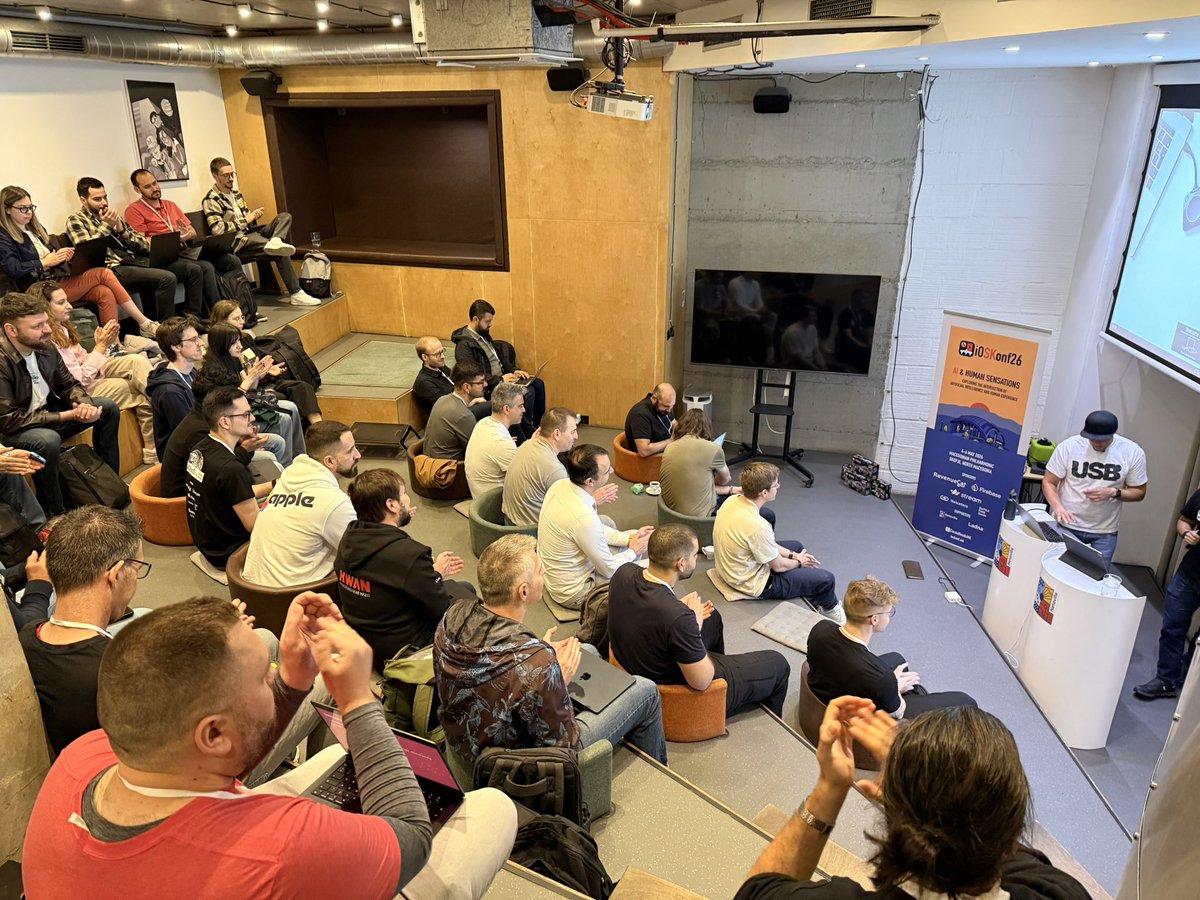 iOSKonf's tweet photo. Here we gooooooo 😱😱😱 starting the workshop with the one and only @DonnyWals 🥳 https://t.co/06xvVsO8gR