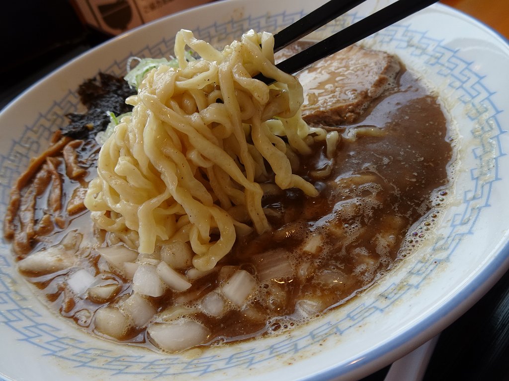 #RAMEN与平治渡＠#亘理町
限定：鶏と煮干の白湯そば900円？
エグミの少ないニボ＋鶏白湯スープ美味い～♥
刻みタマネギがスープに合います♪
自家製手揉み麺は硬めチョイワシ食感
ケンチャン風これも美味～い♪
チャーシュー・柔らかメンマもおいしい♪  
#与平治渡 
#仙台ラーメン事情