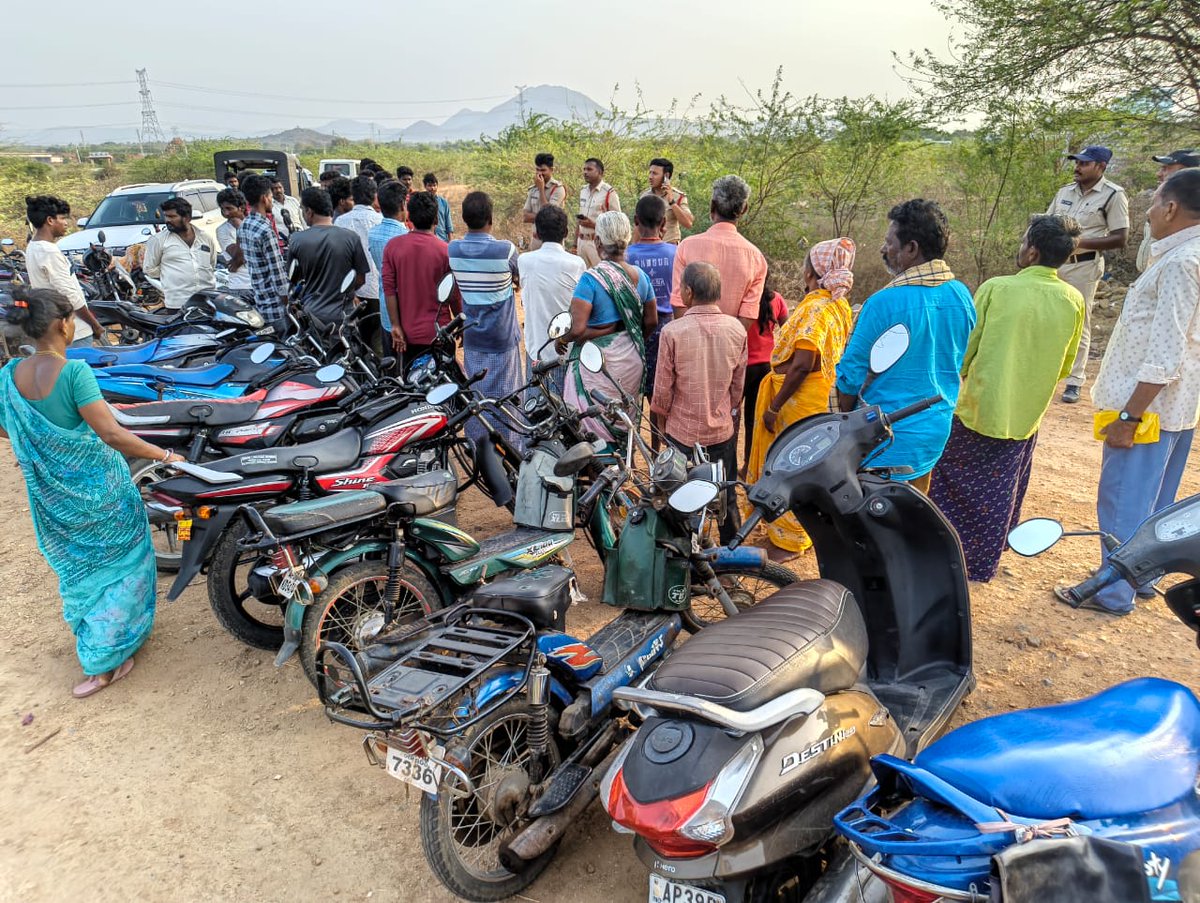 prakasam_police's tweet image. మార్కాపురం జిల్లా పోలీసుల విస్తృత CASO తనిఖీలు: మార్కాపురం, బీవీ పేట, సీఎస్ పురం, యర్రగొండపాలెం ప్రాంతాల్లో కార్డన్ &amp;amp; సెర్చ్ నిర్వహించారు. 21 బైకులు, 7 బైకులు &amp;amp; 1 ఆటో స్వాధీనం; 53 మందిని FINS ద్వారా పరిశీలించారు. ప్రజల భద్రతే లక్ష్యం.

#PrakasamPolice #MarkapuramPolice #CASO