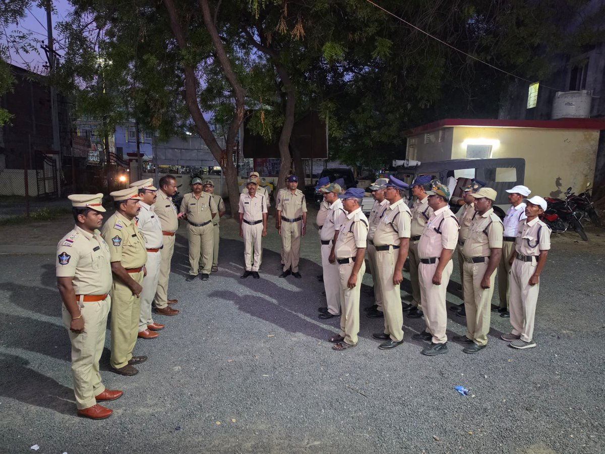 prakasam_police's tweet image. మార్కాపురం జిల్లా పోలీసుల విస్తృత CASO తనిఖీలు: మార్కాపురం, బీవీ పేట, సీఎస్ పురం, యర్రగొండపాలెం ప్రాంతాల్లో కార్డన్ &amp;amp; సెర్చ్ నిర్వహించారు. 21 బైకులు, 7 బైకులు &amp;amp; 1 ఆటో స్వాధీనం; 53 మందిని FINS ద్వారా పరిశీలించారు. ప్రజల భద్రతే లక్ష్యం.

#PrakasamPolice #MarkapuramPolice #CASO