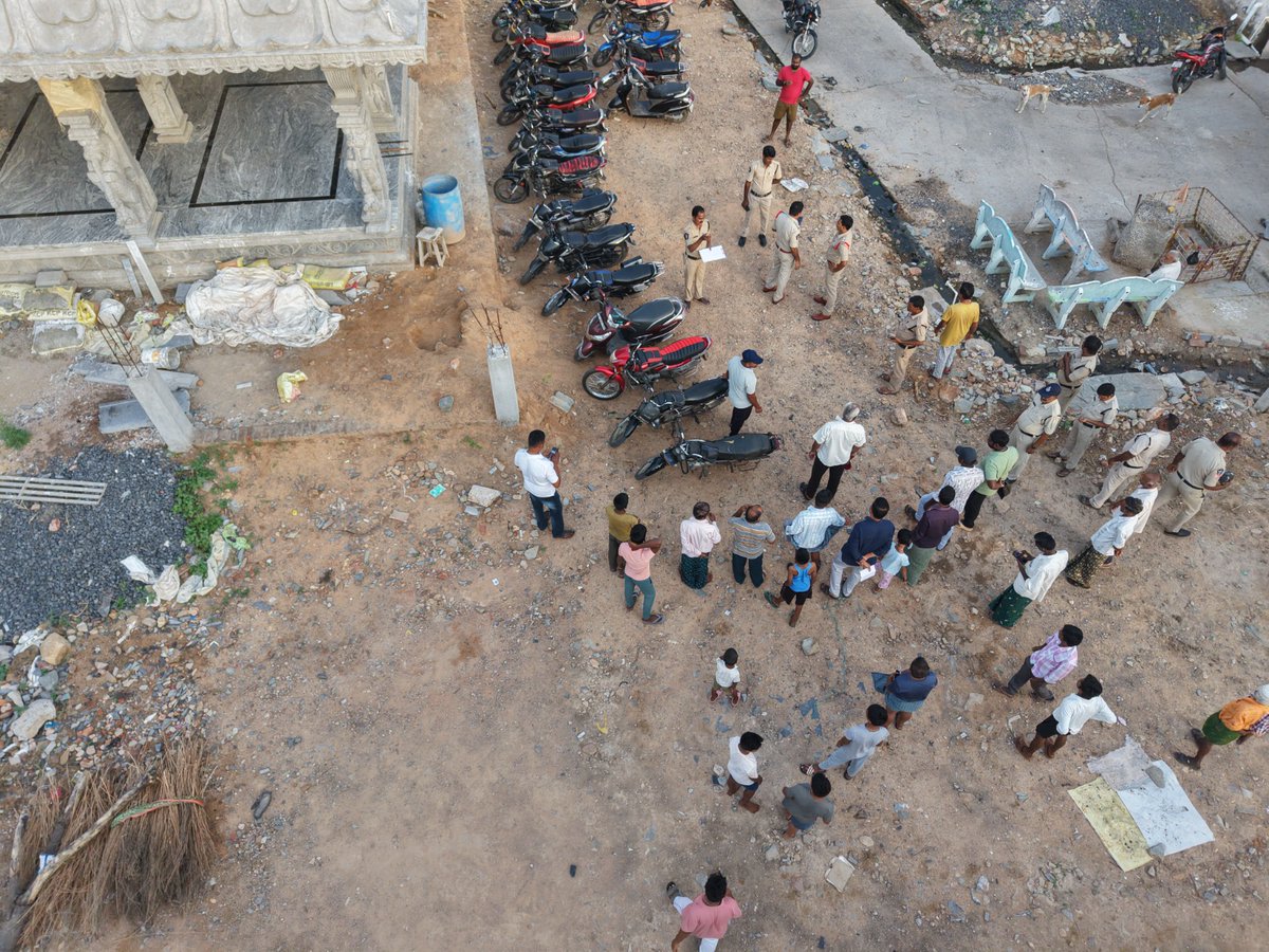prakasam_police's tweet image. మార్కాపురం జిల్లా పోలీసుల విస్తృత CASO తనిఖీలు: మార్కాపురం, బీవీ పేట, సీఎస్ పురం, యర్రగొండపాలెం ప్రాంతాల్లో కార్డన్ &amp;amp; సెర్చ్ నిర్వహించారు. 21 బైకులు, 7 బైకులు &amp;amp; 1 ఆటో స్వాధీనం; 53 మందిని FINS ద్వారా పరిశీలించారు. ప్రజల భద్రతే లక్ష్యం.

#PrakasamPolice #MarkapuramPolice #CASO