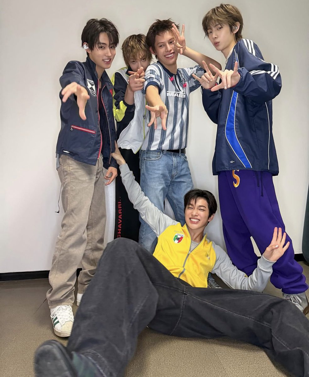 건 tweet media