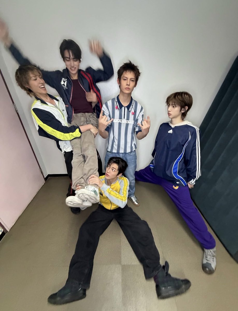 건 tweet media