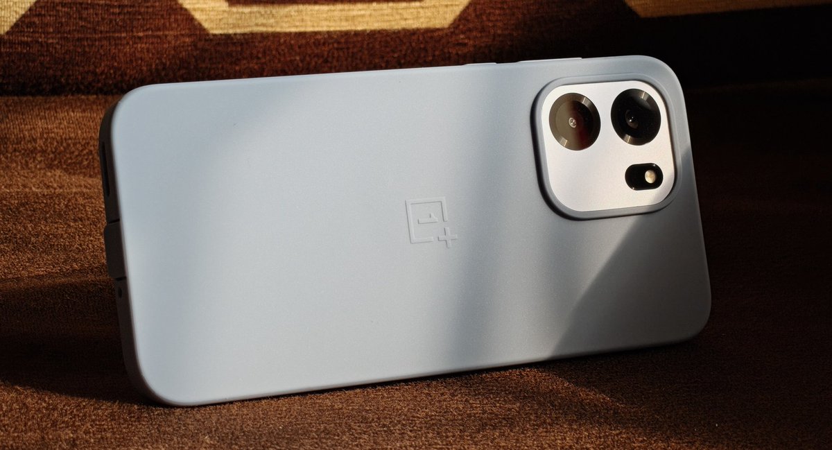 kkunalkhan's tweet image. This is the OnePlus Nord CE6 in Deep Blue color.

Box contents:
• Phone
• 80W charger
• USB-A to USB-C cable in iconic OnePlus red color
• Silicone case matching the phone color
• SIM tool &amp;amp; documents

Basically, a complete package ✅

#OnePlusNordCE6 #OnePlus
