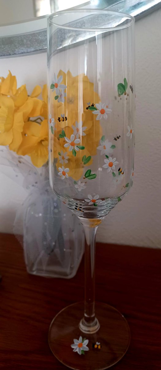 SuziQCrafts's tweet image. I sold 3 glasses yesterday and customer asked if I could paint more daisy/bee glasses for her 😍They make lovely and unique gifts, or treat yourself ❤️🥂

folksy.com/shops/suziqcra…

#bankholidayweekend  #giftideas #ukgifthour #shopindie #handpainted #wine #cheers #spring #flowers