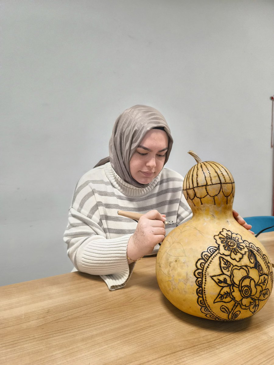 KarabukKYGM's tweet photo. 📍 Katip Çelebi Yurdu 
Yurdumuzda el sanatları dersi öğrencilerimizin hayalleriyle şekil almaya devam ediyor. https://t.co/T3ffT2aeyC