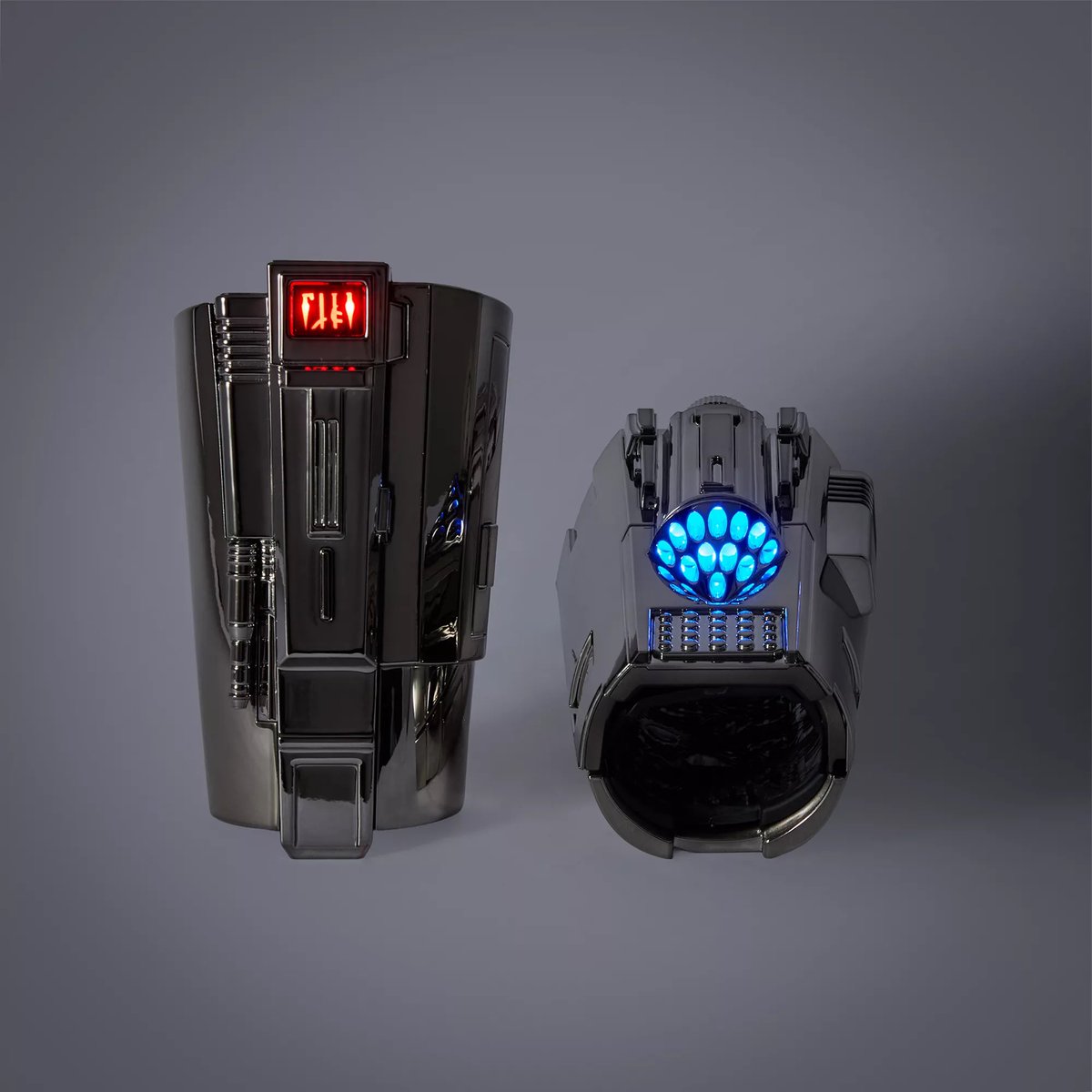 bobafettloot's tweet photo. 💥 La caza comienza…
Los Guanteletes Mandalorianos de #StarWars: #GalaxyEdge, inspirados en #TheMandalorian, aterrizan para llevar tu equipo de cazarrecompensas al siguiente nivel.
💶 110€ https://t.co/aVNgcRSZsx