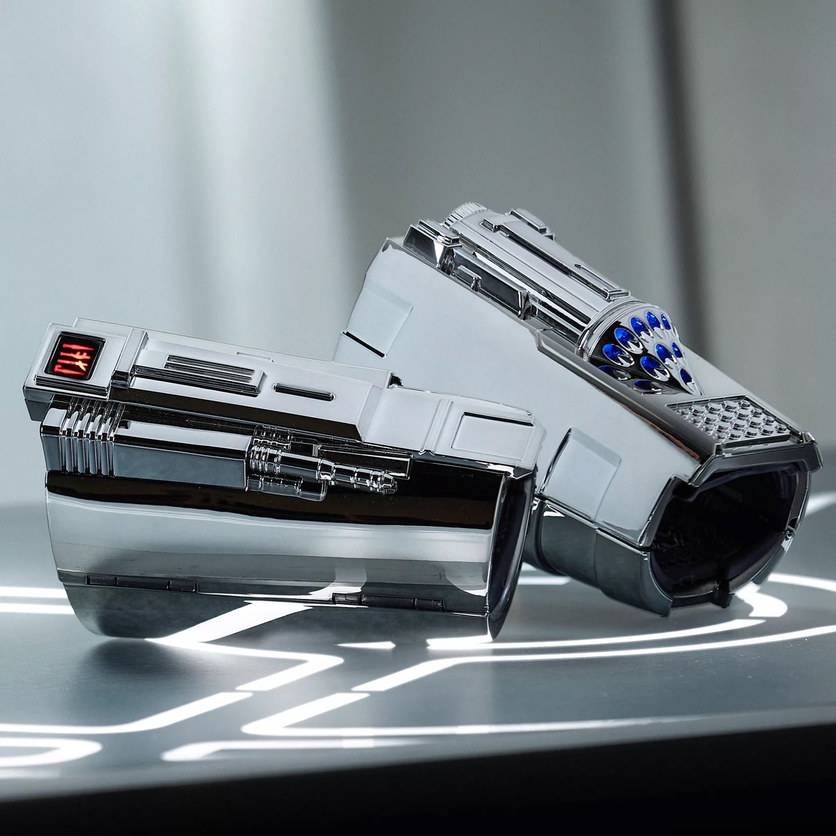 bobafettloot's tweet photo. 💥 La caza comienza…
Los Guanteletes Mandalorianos de #StarWars: #GalaxyEdge, inspirados en #TheMandalorian, aterrizan para llevar tu equipo de cazarrecompensas al siguiente nivel.
💶 110€ https://t.co/aVNgcRSZsx