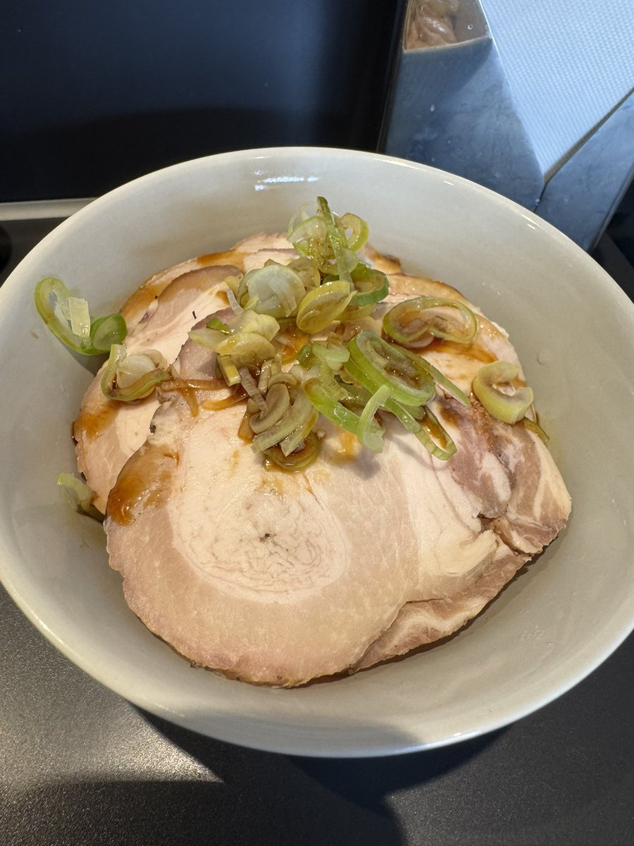 KEN_aka_SWG's tweet photo. 煮干乱舞さん　鴨🦆手揉み麺🍜スープもチャーシューも圧巻👏特にここのチャーシューは前よりだいぶ進化して美味い‼️麺はもう少し手揉みして縮れをだして欲しかったです🥲ごちそうさまでした😋 https://t.co/6RFLUgPa8W