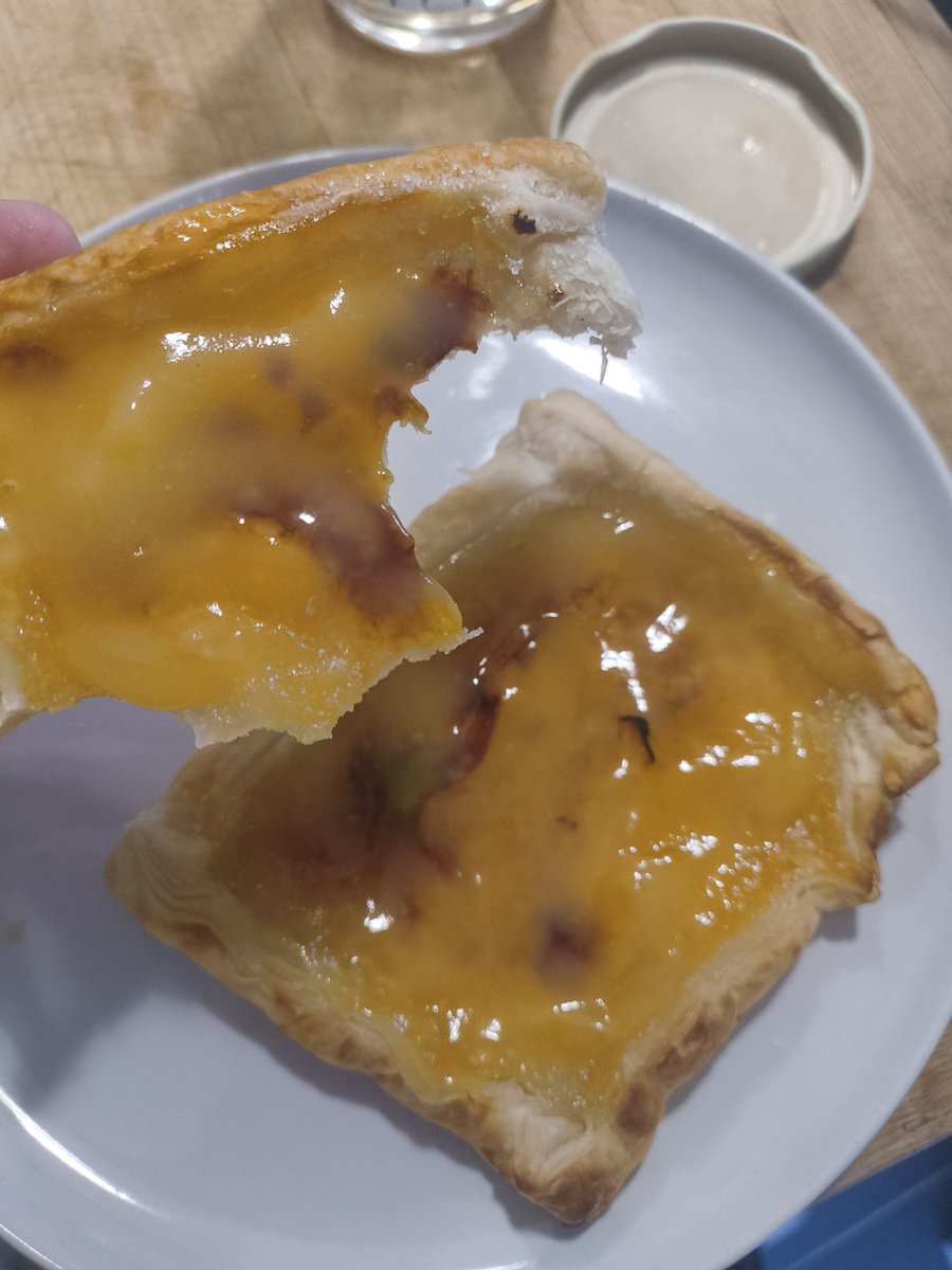 xrabbitandfox's tweet photo. lemon curd pastry to sink into my sorrow https://t.co/UptsO5RBlc