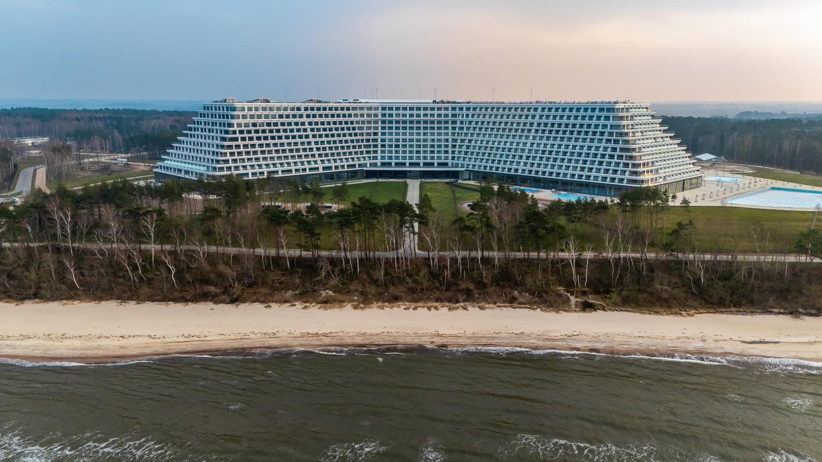 Murator_dom's tweet image. Hotel Gołębiewski w Pobierowie ma ruszyć 26 czerwca 2026r. Trwają ostatnie prace i rekrutacja pracowników, choć obiekt wciąż czeka na pozwolenie na użytkowanie.

📷@szymekfotograf
#Pobierowo #hotel