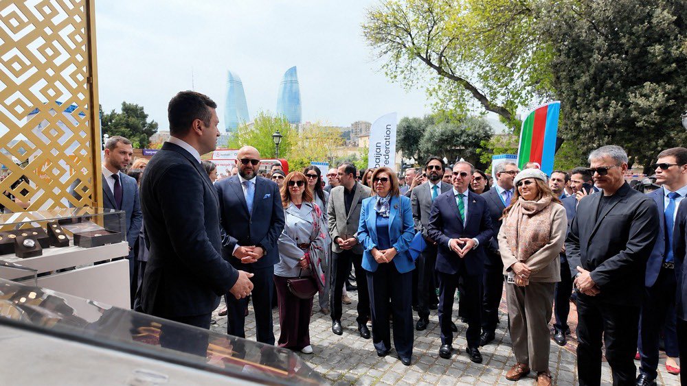 Azergold_QSC's tweet photo. 2-3 may 2026-cı il tarixlərində İçərişəhərdə keçirilən Beynəlxalq Xalça Festivalı çərçivəsində “AzerGold” QSC xalça konsepsiyalı sərgi stendi ilə təmsil olunub.

Ətraflı məlumat üçün: https://t.co/avbMlG2tWK

#AzerGold #Azərxalça #BeynəlxalqXalçaFestivalı https://t.co/8LoH5Dafhz