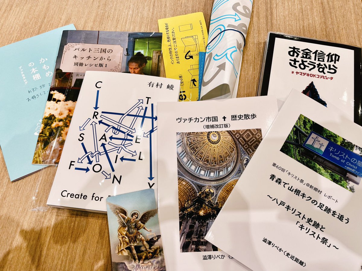 Luzlum's tweet photo. C4P(2冊目・人に読ませる用)
バルト3国の家庭料理のレシピと、フリーペーパー(台湾の家庭料理のレシピ)
バチカン市国のガイド本(クイズに正解して天使が悪魔を踏んでるカード付き)
青森のキリスト教の本(6月にあるよとのこと)
お金信仰さようなら(著者にもう一冊とどっち買うべきか聞いた) https://t.co/CIiKP4NE3G