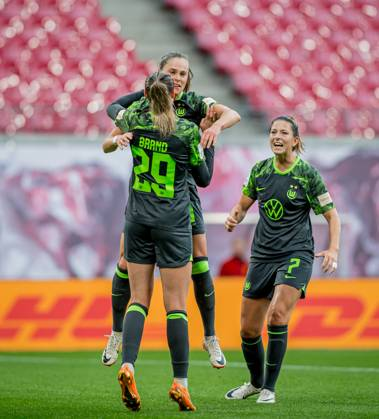 StoneBarca's tweet image. Jule Brand could become Alexia Putellas' successor if she doesn't exercise her option to extend her contract

I know Brand very well from our time together, so Jule will be joining Ewa Pajor; both of them had a formative time in WoIfsburg. 

#barca #wolves #lyon @FCBfemeni
