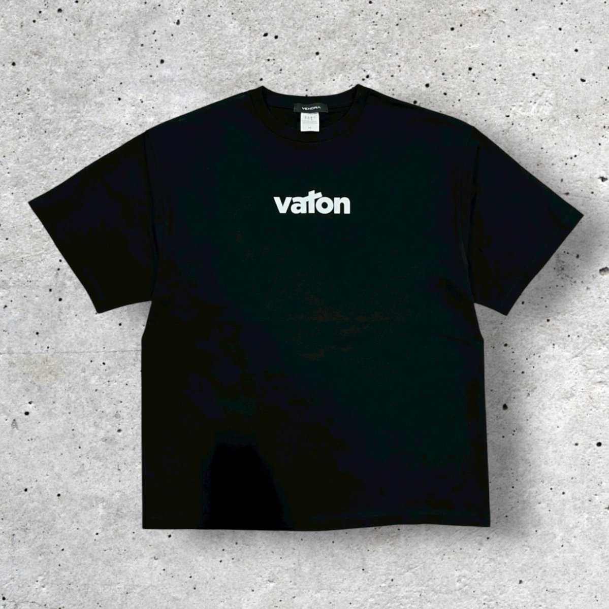 __vaton__'s tweet photo. VATON

"vaton LOGO TEE"

ショップのロゴをあしらったTシャツ

トレンドのビックシルエットに仕上げました。 https://t.co/9DdW9VM84a