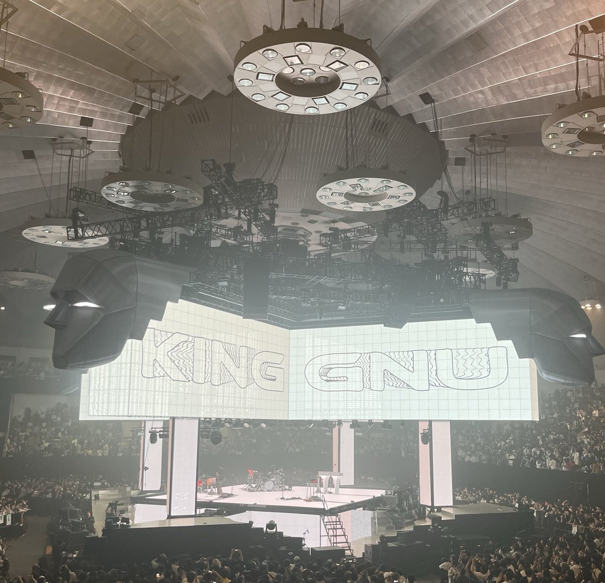 Nijntje95532164's tweet image. 2年ぶりです😃
歌いたい時に歌って、弾けて、静かに聴きたい時には音に乗ってゆらゆら揺れて気分すっきり！
演出が素敵で、3人が本当によく動いて客席まで来てくれるし、あんなに大音量なのに音がよくて、そして当たり前だけど完璧に上手い✨
とにかく楽しかった〜
#KingGnu 
 #CENTRALTour2026札幌