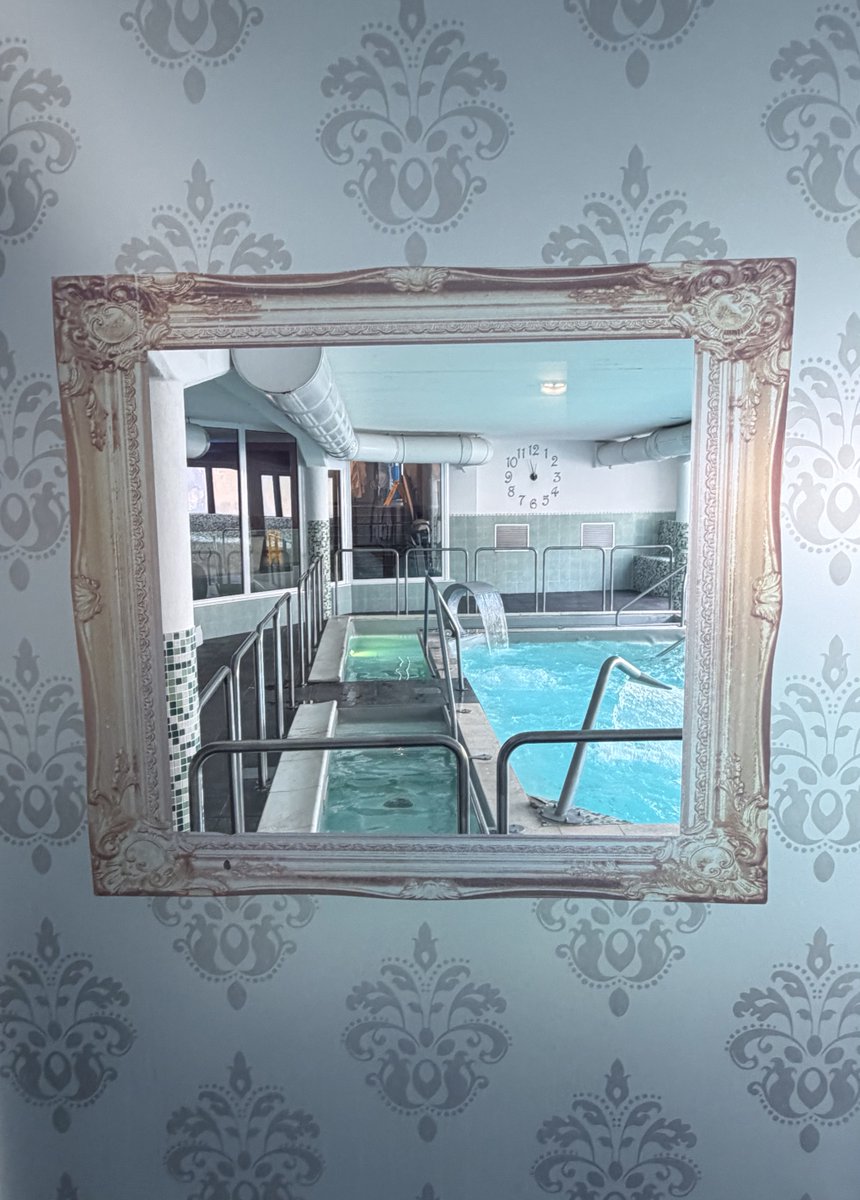 Alonein43672278's tweet image. #photography #picture #swimmingpool #colors #railings
