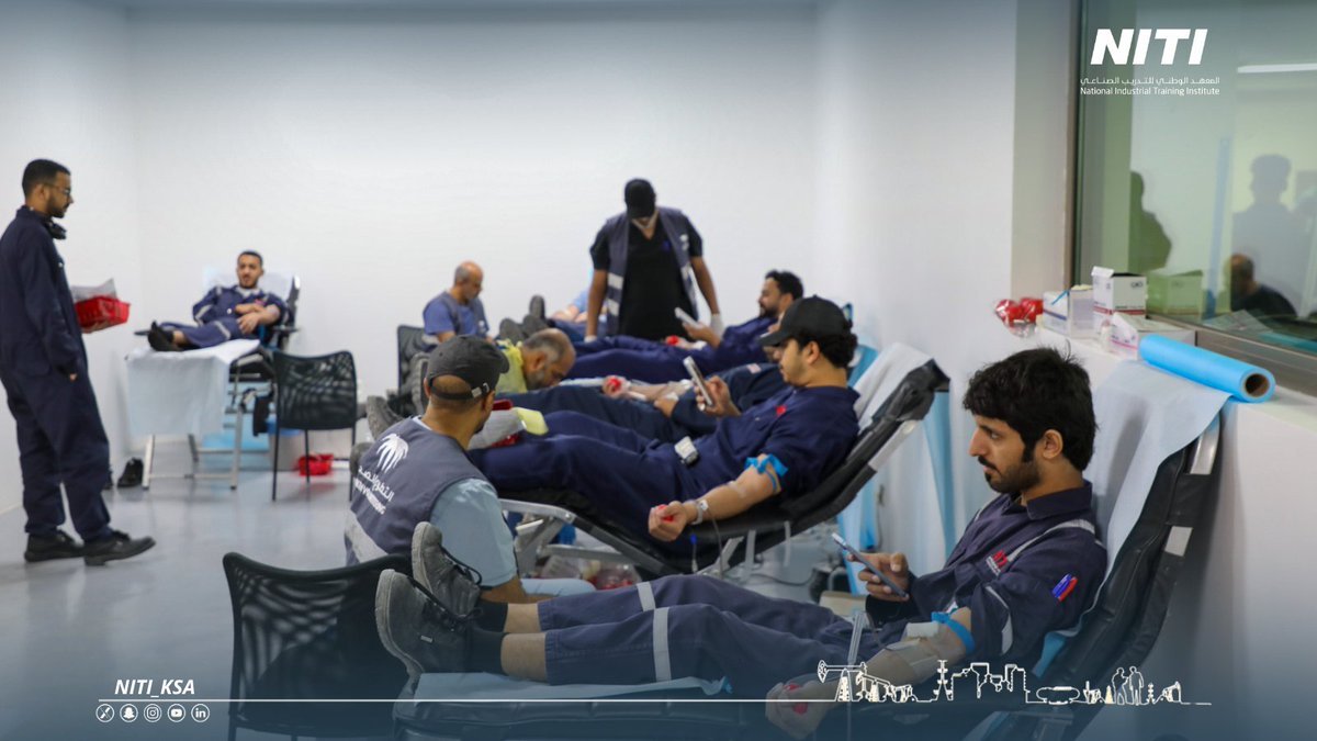 niti_ksa's tweet photo. 📸
أقام المعهد الوطني للتدريب الصناعي، بالتنسيق مع تجمع الأحساء الصحي، وبالتعاون مع مستشفى الملك فهد ومستشفى الملك فيصل بالأحساء، حملة للتبرع بالدم دعمًا لموسم حج 2026.

وتأتي هذه المبادرة ضمن إطار المسؤولية الاجتماعية للمعهد، وحرصه على تعزيز ثقافة العطاء والعمل الإنساني، والمساهمة في دعم القطاع الصحي ورفع جاهزيته خلال المواسم الحيوية، وفي مقدمتها موسم الحج.

وقد شهدت الحملة تفاعلًا واسعًا من منسوبي المعهد على مدى أسبوع كامل، حيث تجاوز عدد المتبرعين 430 متبرعًا، في مشهد يعكس الوعي المجتمعي وروح المبادرة، ويؤكد دور المعهد في ترسيخ القيم الإنسانية وخدمة المجتمع.