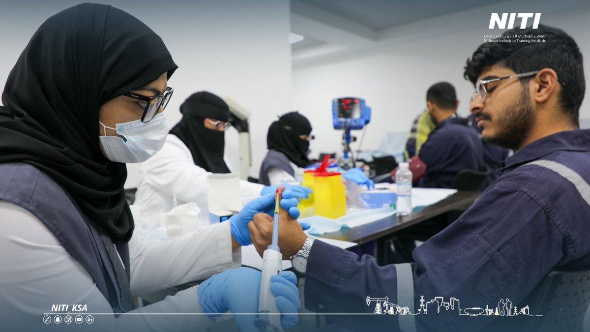 niti_ksa's tweet photo. 📸
أقام المعهد الوطني للتدريب الصناعي، بالتنسيق مع تجمع الأحساء الصحي، وبالتعاون مع مستشفى الملك فهد ومستشفى الملك فيصل بالأحساء، حملة للتبرع بالدم دعمًا لموسم حج 2026.

وتأتي هذه المبادرة ضمن إطار المسؤولية الاجتماعية للمعهد، وحرصه على تعزيز ثقافة العطاء والعمل الإنساني، والمساهمة في دعم القطاع الصحي ورفع جاهزيته خلال المواسم الحيوية، وفي مقدمتها موسم الحج.

وقد شهدت الحملة تفاعلًا واسعًا من منسوبي المعهد على مدى أسبوع كامل، حيث تجاوز عدد المتبرعين 430 متبرعًا، في مشهد يعكس الوعي المجتمعي وروح المبادرة، ويؤكد دور المعهد في ترسيخ القيم الإنسانية وخدمة المجتمع.