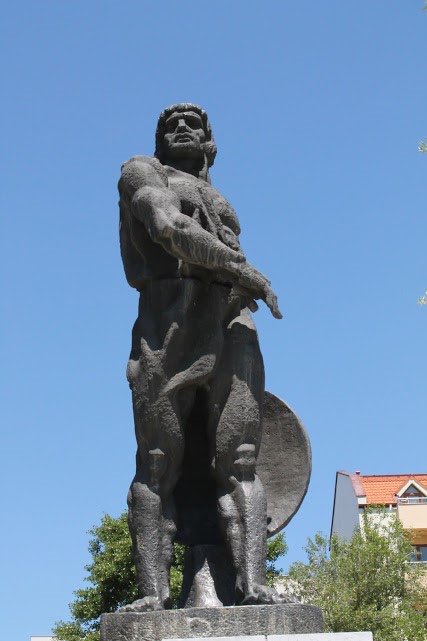 Bulgaria's tweet image. Most people think of the movie, but the real Spartacus was a Thracian warrior born in present-day Bulgaria. 🛡️ He took on the Roman Republic and became an eternal icon of resistance. Respect to the original rebel! ✊🇧🇬 #AncientHistory #Spartacus #Bulgaria