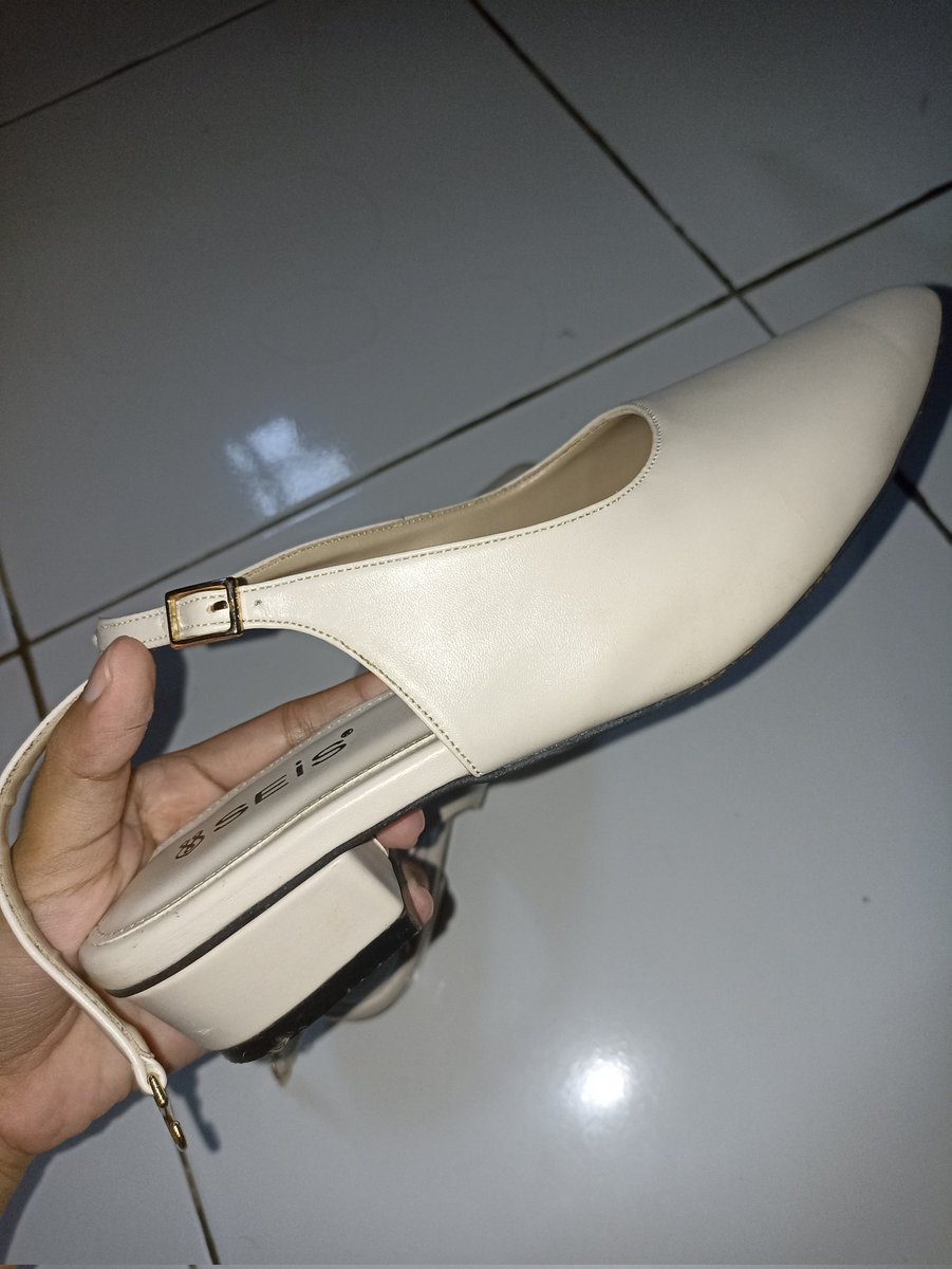 frfaa951's tweet photo. In this economy, aku lebih milih beli heels —utk wisuda— yang gak tinggi biar bisa dipake daily. 

Gapapa pas wisuda gak kelihatan tinggi, yg penting habis wisuda heelsnya gak nganggur di rak sepatu. https://t.co/qZ5QKECYep