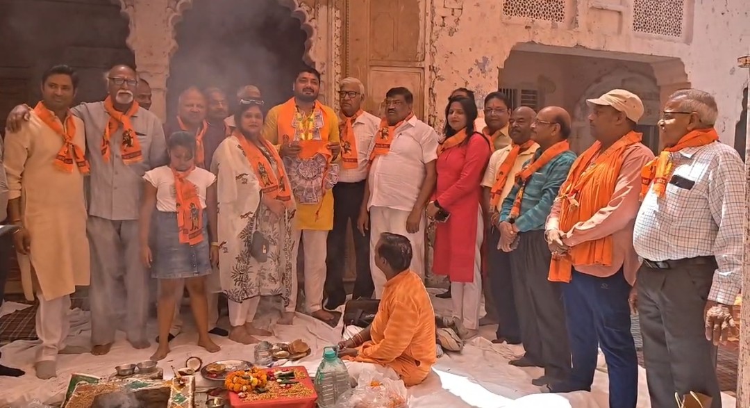 jafar_mahmood07's tweet image. #Aligarh 

अलीगढ़ बना वी.वी.एस राष्ट्रीय संगठन का हेडक्वार्टर,
वीवीएस राष्ट्रीय संगठन के राष्ट्रीय केंद्र की आधारशिला रखी गई,
भूमि पूजन के साथ देशभर में जनसेवा केंद्र खोलने का ऐलान,
रोजगार, शिक्षा और स्वास्थ्य सेवाओं पर रहेगा फोकस...!

#Aligarh #VVS  #Rozgar #JanSeva