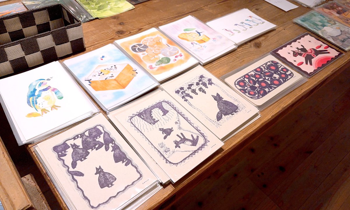yconn0's tweet photo. グループ展4日目です！
紙版画の版も展示しておりますので、
ぜひお手に取ってご覧ください〜🦊

18時頃まで在廊しております＊
お気軽にお立ち寄りください✨

@beecafe_gallery 
#ポストカードアート展2026 https://t.co/4DtkeF2Rcp