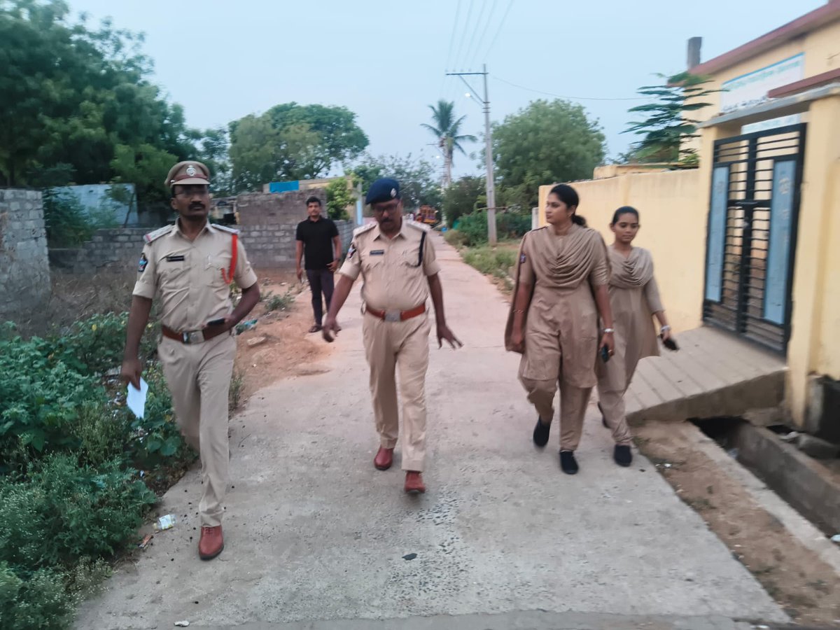 prakasam_police's tweet image. దర్శి సాయి నగర్‌లో CASO ఆపరేషన్:  దర్శి సిఐ గారు &amp;amp; సంతమాగులూరు సిబ్బందితో కార్డన్ &amp;amp; సెర్చ్ నిర్వహించారు. 39 బైకులు, 1 ఆటో స్వాధీనం. ప్రజల భద్రత కోసం కట్టుదిట్టమైన తనిఖీలు కొనసాగుతున్నాయి.

#CASO #CordonAndSearch #PublicSafety #CrimeControl #PoliceAction #AndhraPradeshPolice