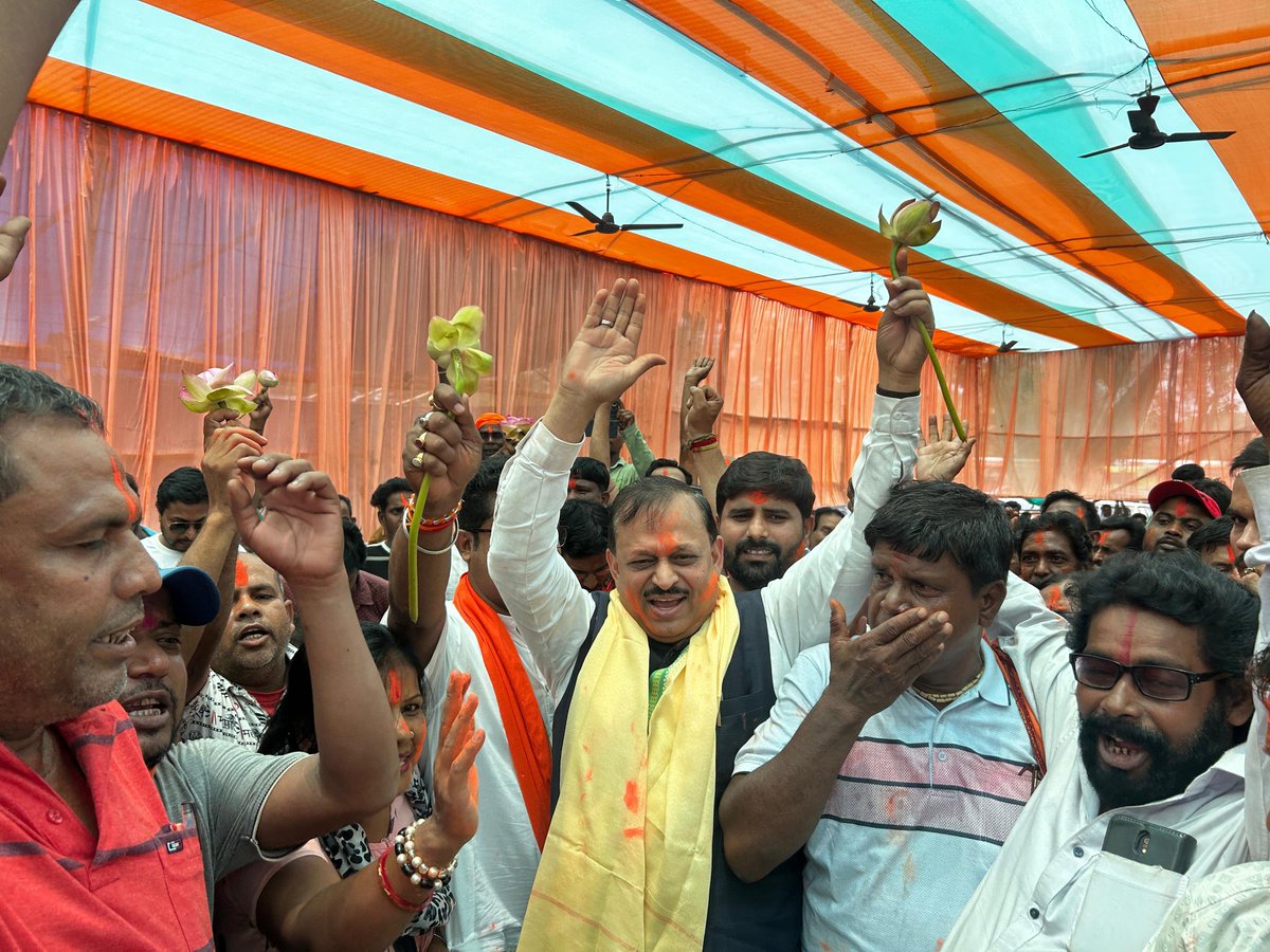 irameshawasthi's tweet photo. कमल खिला है,
अंधेरा मिटा है,
बंगाल भगवामय हुआ है।
#BengalElections #ModiSarkar #BJP4Bengal #SonarBangla #StopInfiltration #NarendraModi #amitshah #nitinnabin #bjpgovernment #rameshawasthi #rameshawasthiloksabhakanpur https://t.co/KSBmloeBXj