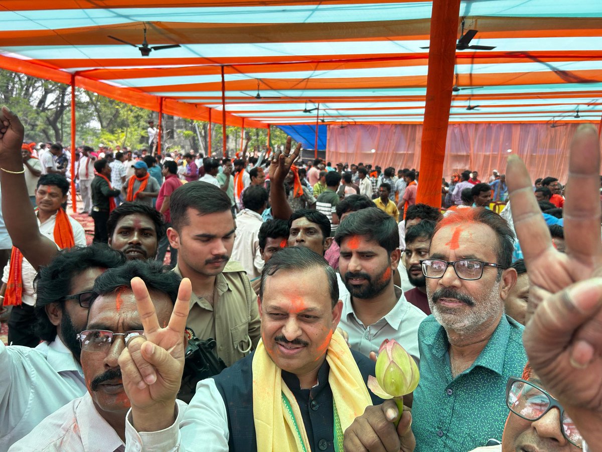 irameshawasthi's tweet photo. कमल खिला है,
अंधेरा मिटा है,
बंगाल भगवामय हुआ है।
#BengalElections #ModiSarkar #BJP4Bengal #SonarBangla #StopInfiltration #NarendraModi #amitshah #nitinnabin #bjpgovernment #rameshawasthi #rameshawasthiloksabhakanpur https://t.co/KSBmloeBXj