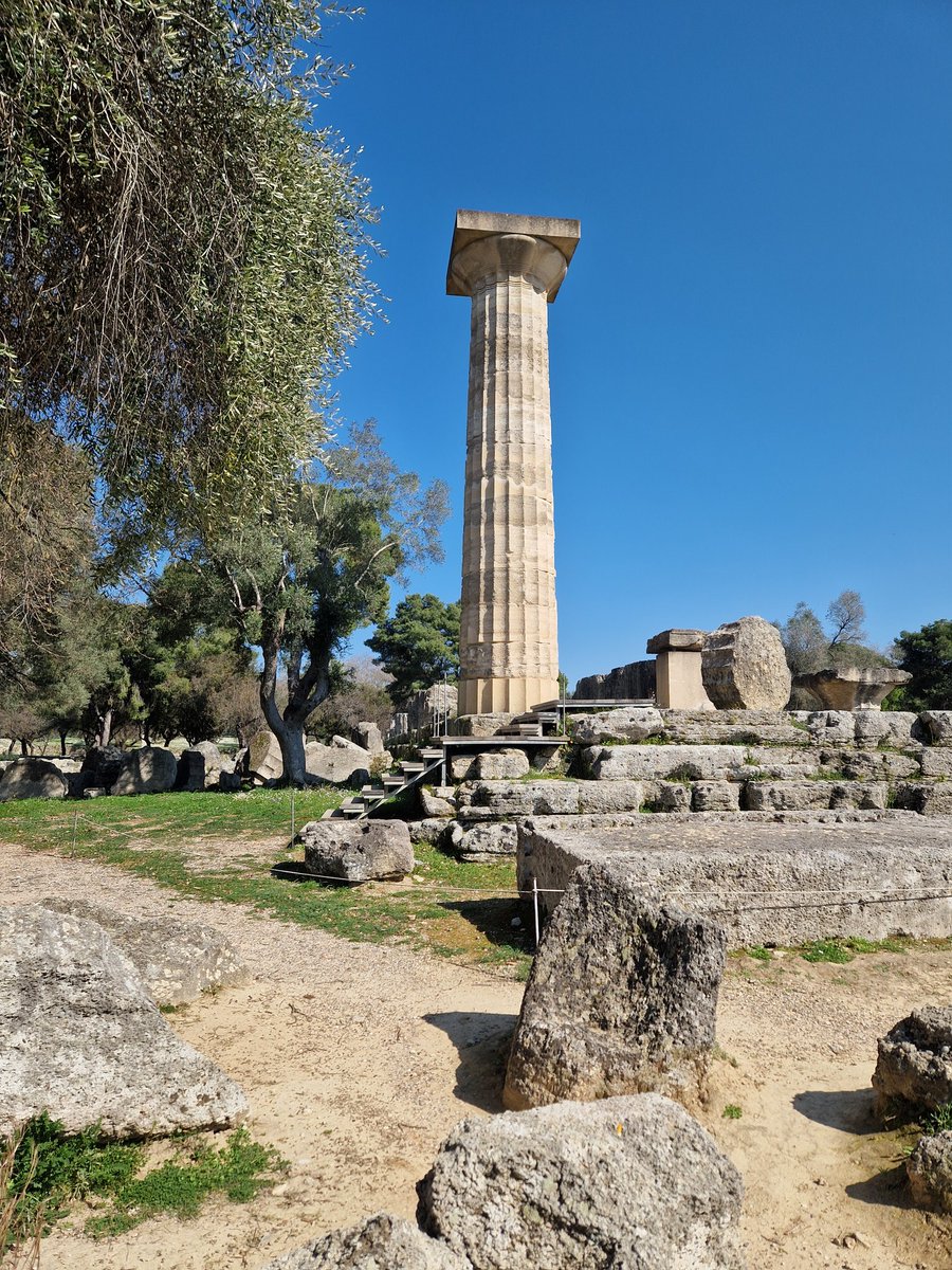 Demetris_Afoux's tweet image. Ναος του Οσπιδοφορου Διος αρχαια Ολυμπία.
 Στις δύο φωτο βλέπω πως ειναι τωρα και πως ήταν τοτε (φωτο ai Gemini) Στο βίντεο μπορείτε να φανταστείτε λιγο το μέγεθος, σκεφτείτε οτι το ύψος μου είναι 1.85, εαν με συγκρίνεται με το πλάτος του κίονα. 

Χαίρε, Ζευς ⚡️⚡️⚡️

#Olympia