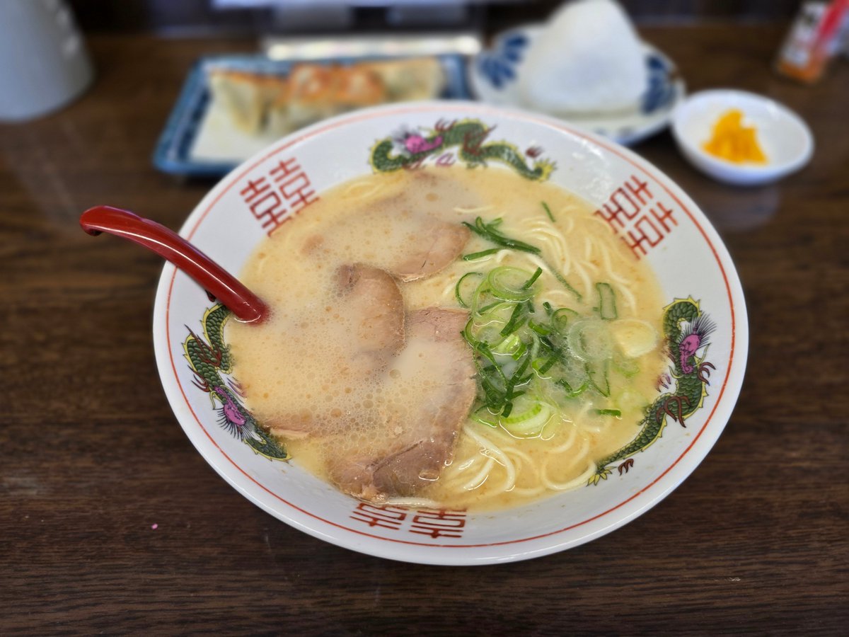 turkey_lc's tweet photo. 六ちゃんラーメン＠大牟田市
ラーメンセット900円
舌触りが超ミルキーなスープ
匂いまでミルキーなのはどうやってんだろね
ここの餃子うまいんですよ
＃大牟田市　＃ラーメン https://t.co/E2DpTDvzTe