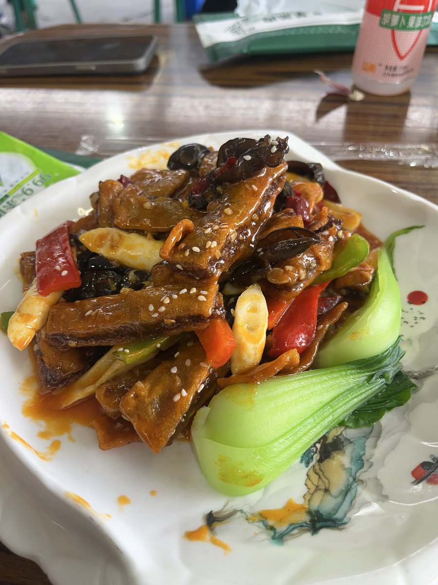 pyyis232245's tweet photo. 吃个饭 消消食 又是无聊无趣的一天😐 https://t.co/Oj606U7Hir